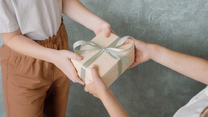 20 Ide Hadiah Perpisahan Kantor yang Berkesan